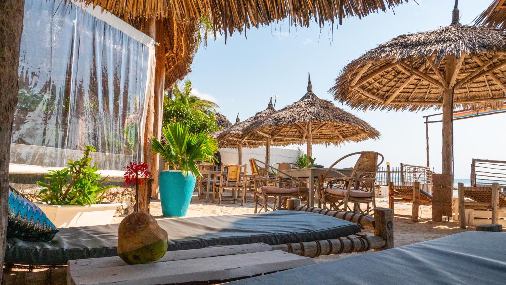 Bahari Beach Bungalows Джамбиани Экстерьер фото